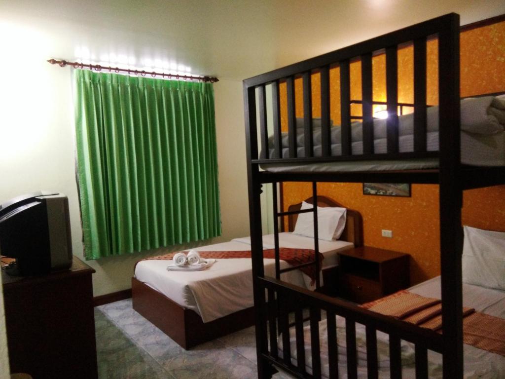 Postel nebo postele na pokoji v ubytování Thepparat Lodge Krabi