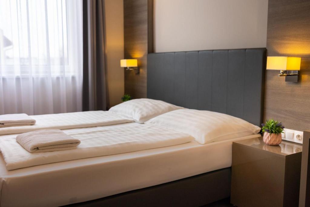 Llit o llits en una habitació de Dabas Hotel