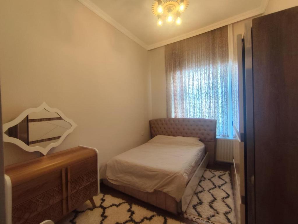a small bedroom with a bed and a window at Yörük konaklama in Burdur