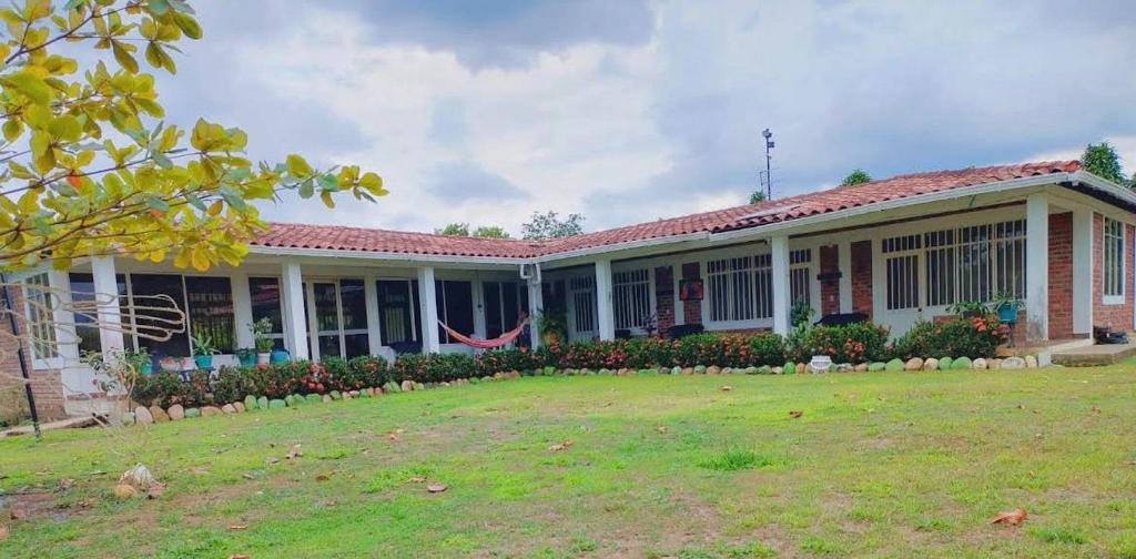 a house with a lawn in front of it at Finca Las Vegas in Aguazul