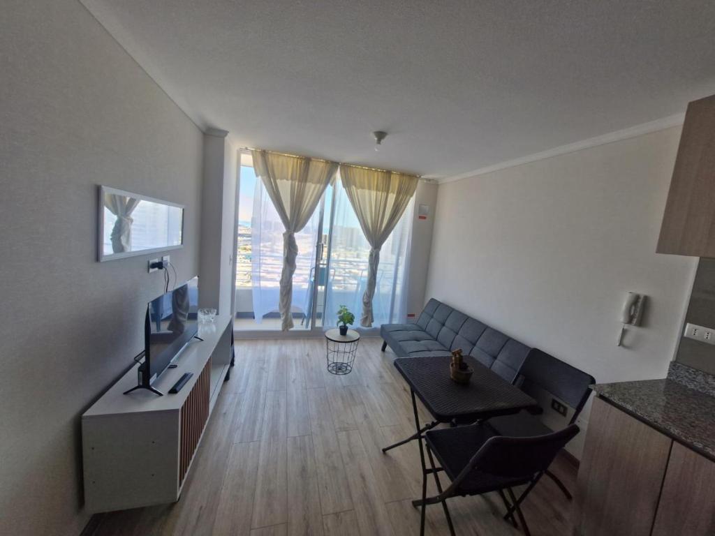 ein Wohnzimmer mit Sofa und Tisch in der Unterkunft edificio libertad Iquique con vista y wifi in Iquique