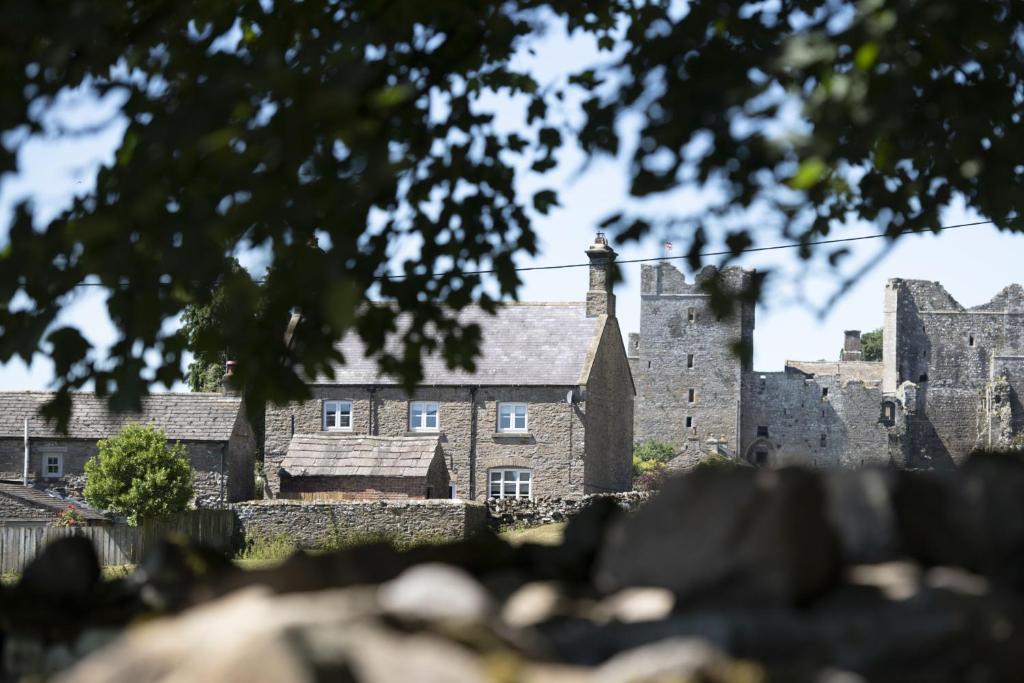a view of a castle from the grounds at Knights Rest in Redmire