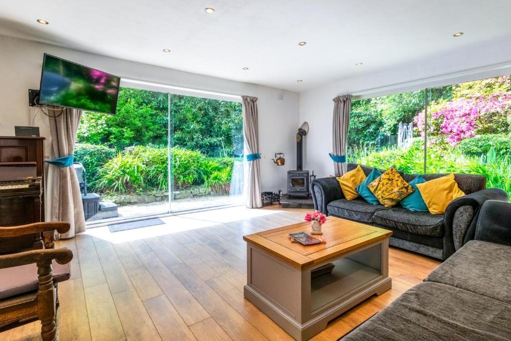 a living room with a couch and a tv at 2 Bed in Pwllheli oc-wag560 in Pwllheli