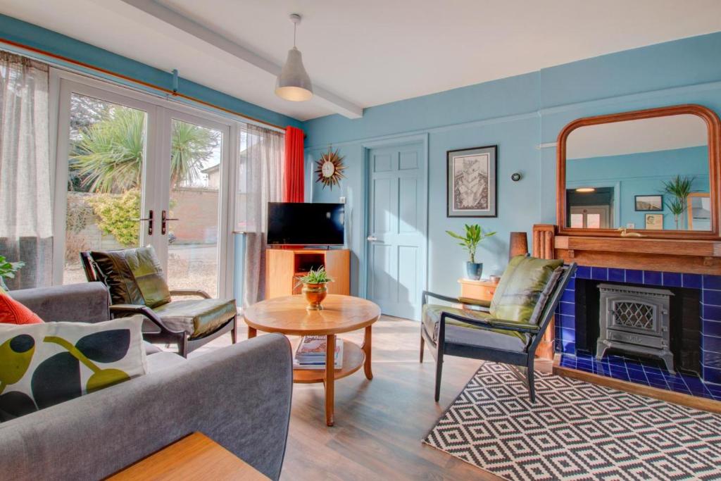 a living room with a couch and a fireplace at 2 Bed in Felixstowe oc-hideo in Felixstowe