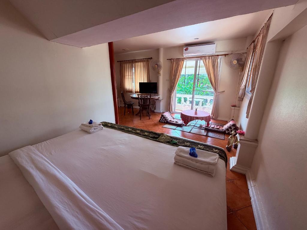 Ayutthaya Garden River Home - Deluxe Twin Room
