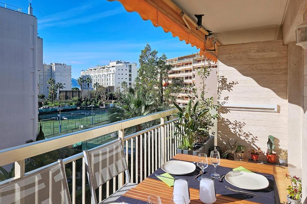 HENRI CAMILLE RE -Wios- 2 bedrooms APT - Huge terrace sea view