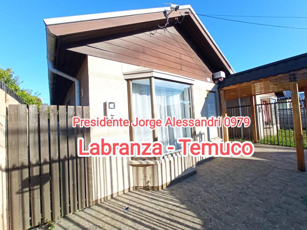 awning for a house with a fence at Casa Labranza estacionamiento 2 dormitorios amoblada Jorge Alessandri 0979 in Temuco