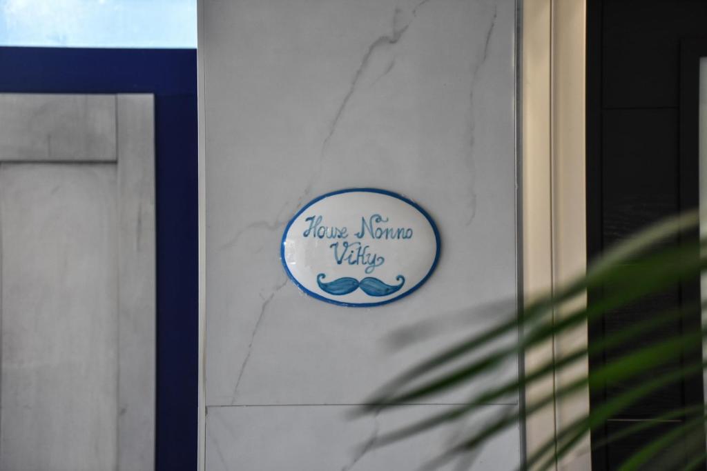 a sign on the side of a building at House Nonno Viky in Volla