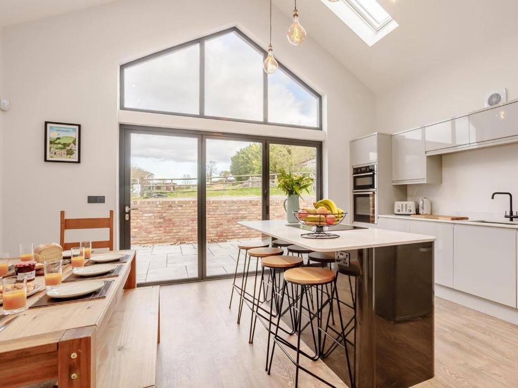a kitchen with a island with bar stools at 4 Bed in Dunstable oc-93632 in Totternhoe