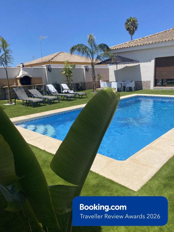 a resort swimming pool with a large at Musa del Paraíso in Novo Sancti Petri