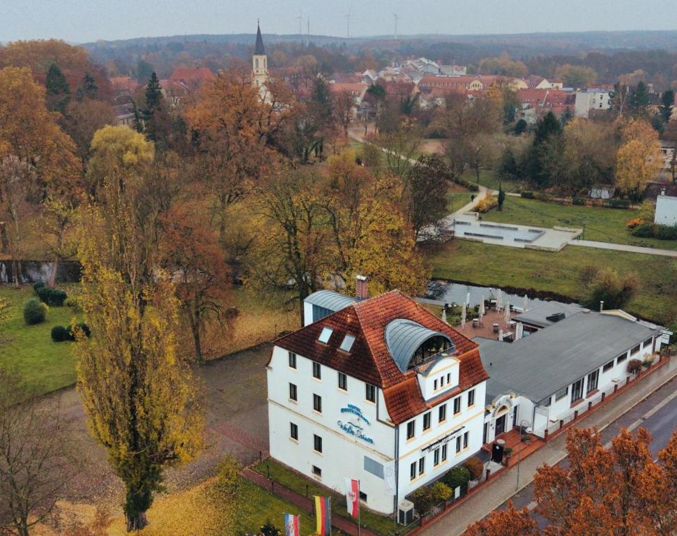 an overhead view of a building with a red roof at Land-Gut-Hotel- Weisser Schwan in Zossen