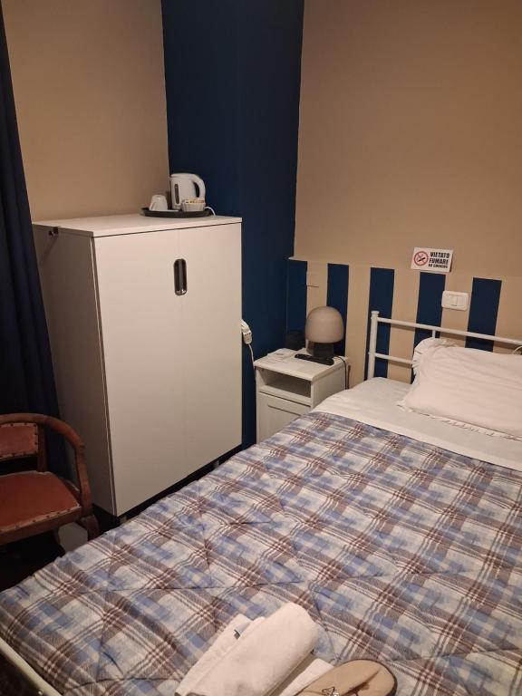 ein Zimmer mit einem Bett und einem weißen Kühlschrank in der Unterkunft Bb Casolara2 in San Giovanni