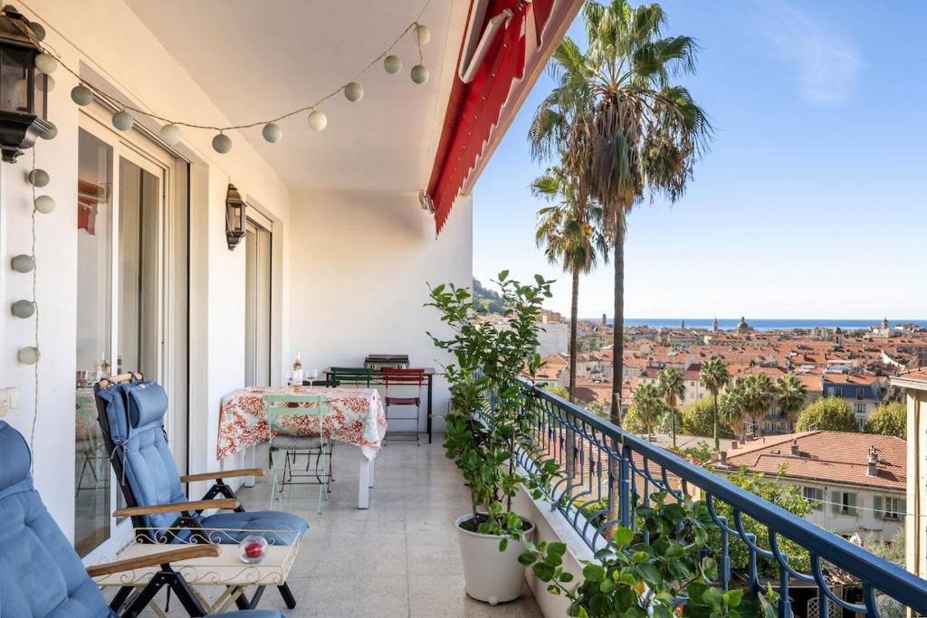 Azur Balcony Apartment Classic Charm with View