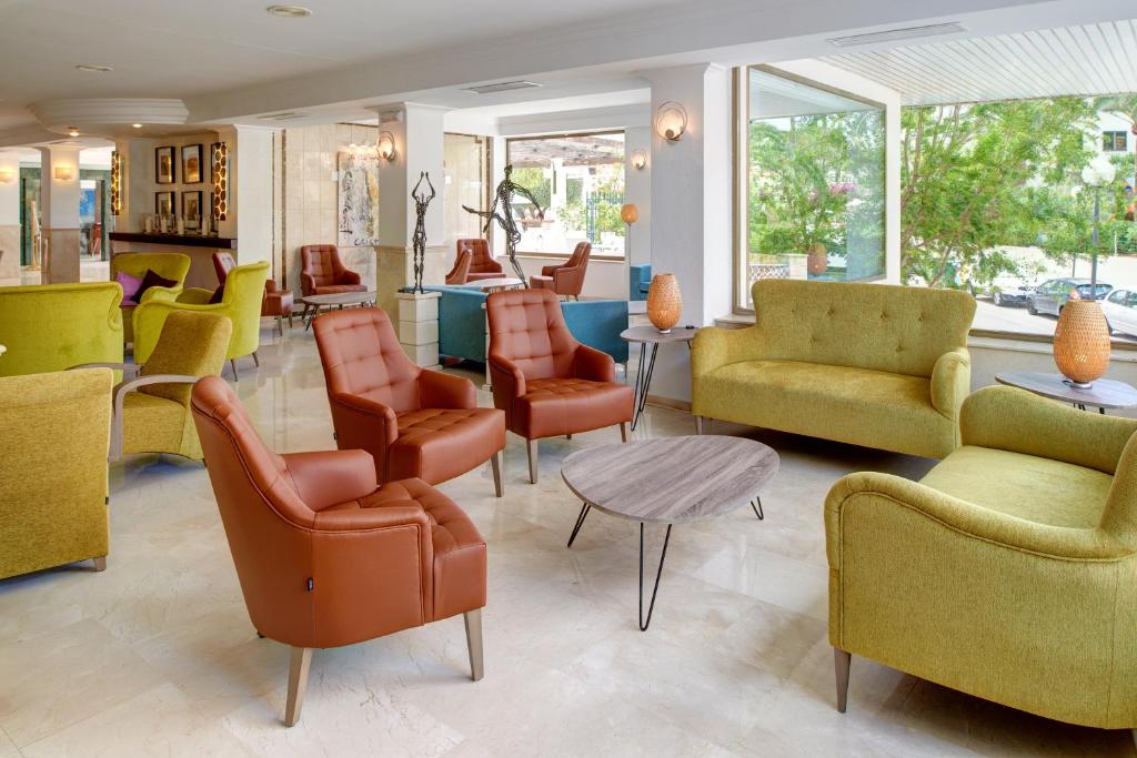 A seating area at Hotel Morito