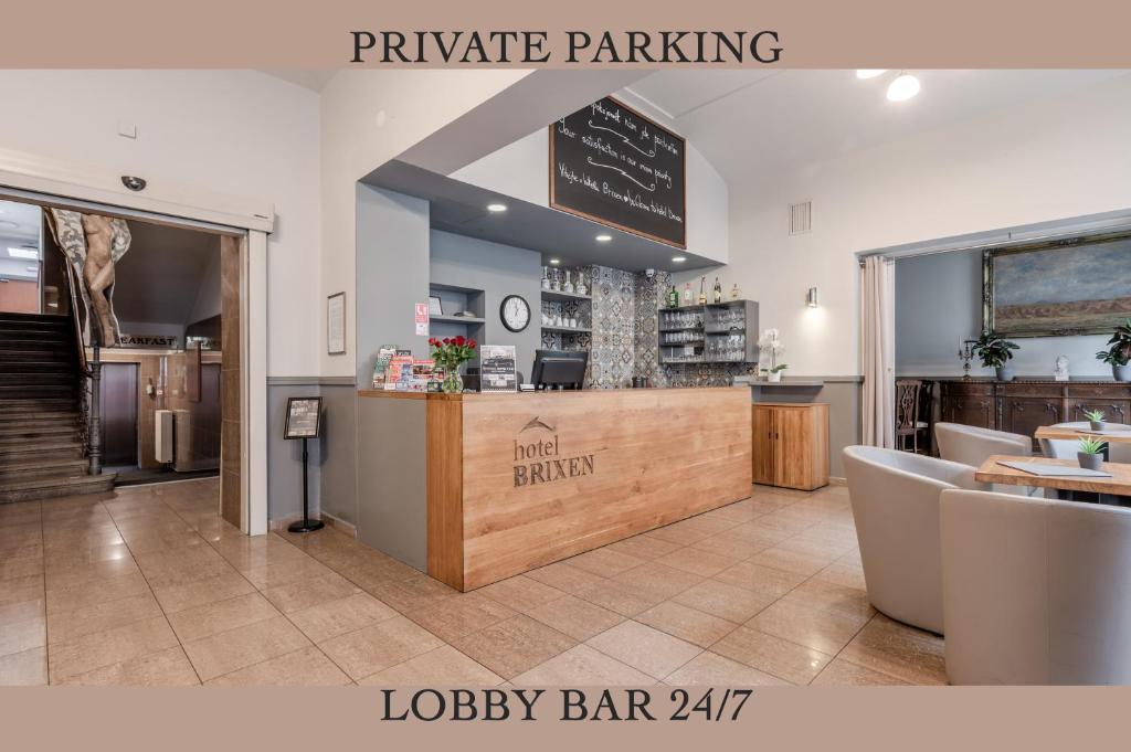 un ristorante con un bar con un cartello che dice parcheggio privato di Hotel Brixen a Praga