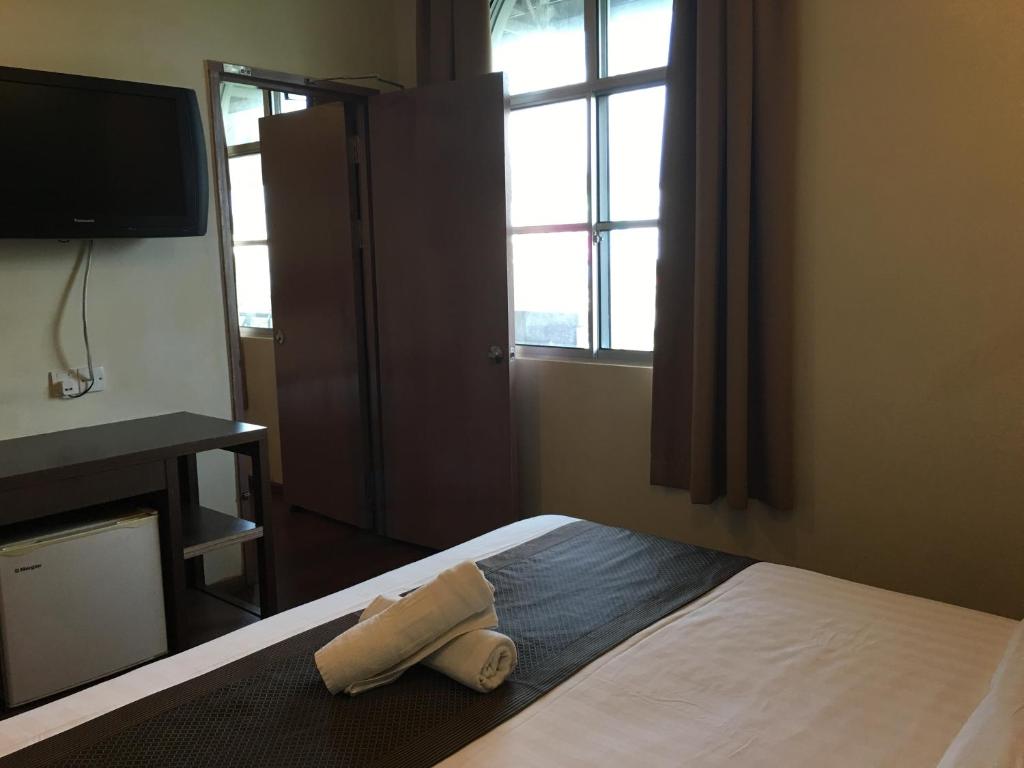 Postel nebo postele na pokoji v ubytování Lintas Plaza Hotel
