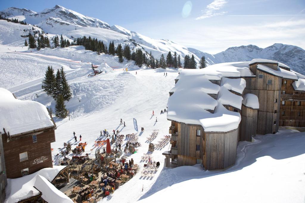 een skihut in de sneeuw met een menigte mensen bij Residence Le Sepia - maeva Home in Avoriaz