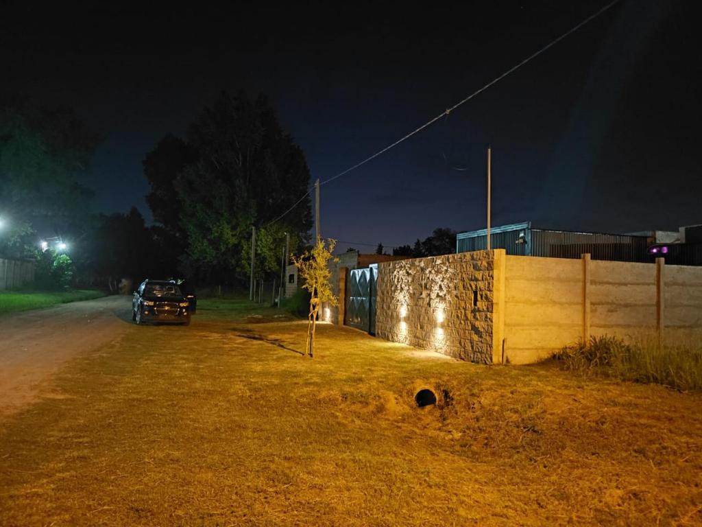 a car parked on the side of a road at night at Quinta para alquilar in Junín