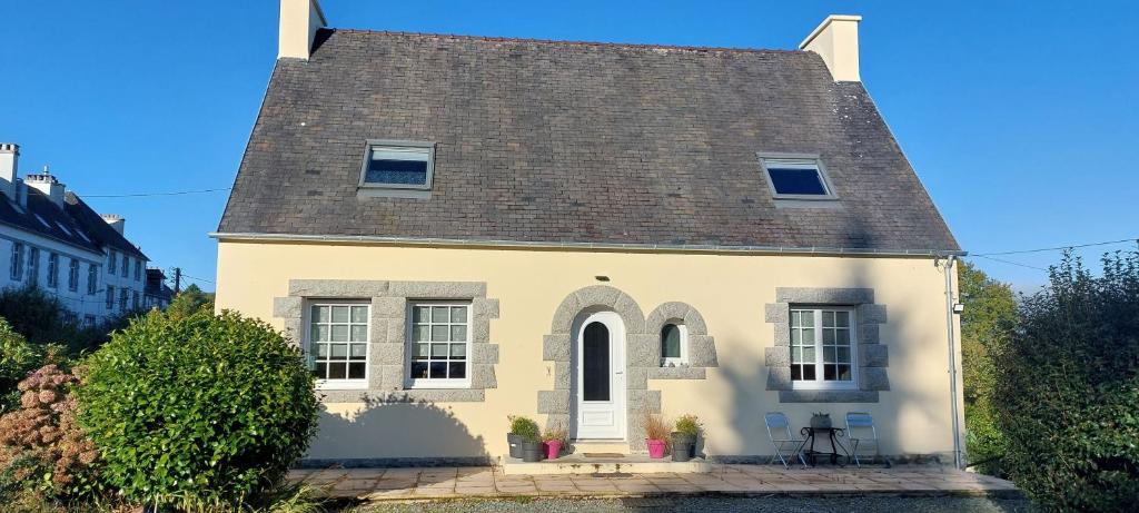a white house with a brown roof at Ti Ar Skol, chambre d'hôtes in Huelgoat
