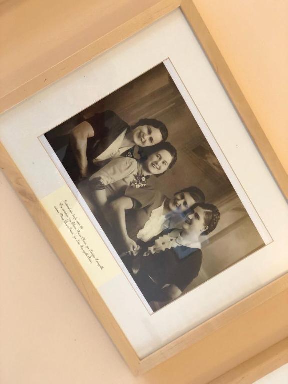 a picture of a group of people in a picture frame at Agriturismo Villa Fiore in Torano Nuovo