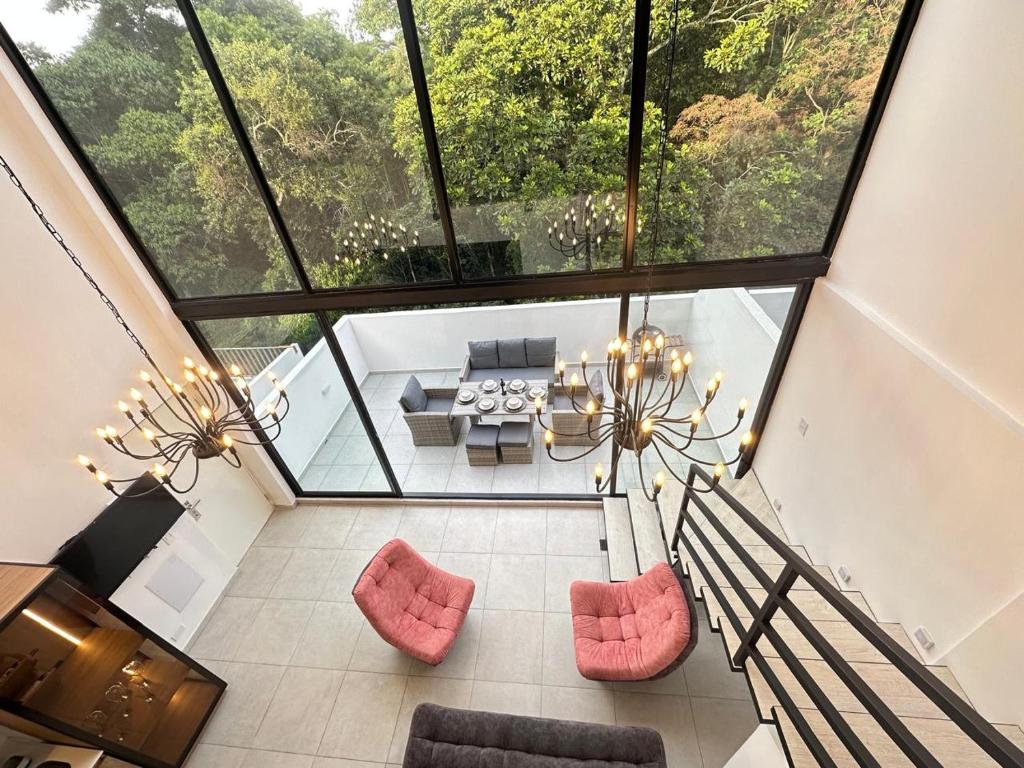 an overhead view of a living room with a chandelier at Apartamento duplex villa 19 de lujo in Armenia