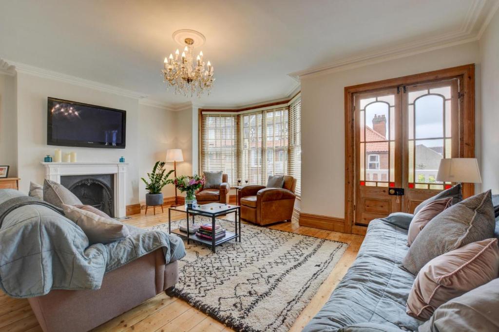 a living room with two couches and a fireplace at 6 Bed in Cromer oc-1996 in Cromer