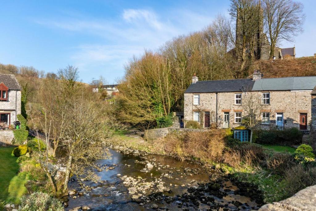 a river in a village with houses and trees at 2 Bed in Ingleton oc-w31066 in Ingleton