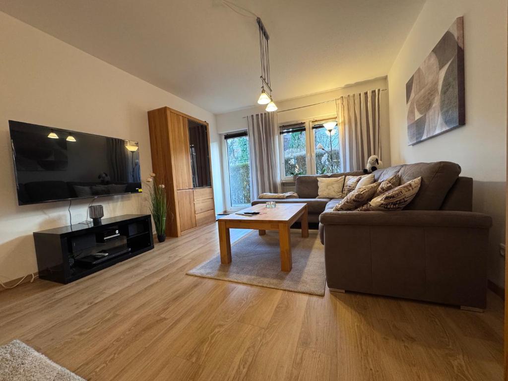 a living room with a couch and a coffee table at Wagner Apartment Bayreuth FeWo - Erdgeschoss - nähe Festspielhaus - Free-WiFi - Schlafzimmer - Boxspringbetten - große Küche - Dusche - Badewanne - extra WC - Terrasse - DTV-Zertifiziert in Bayreuth