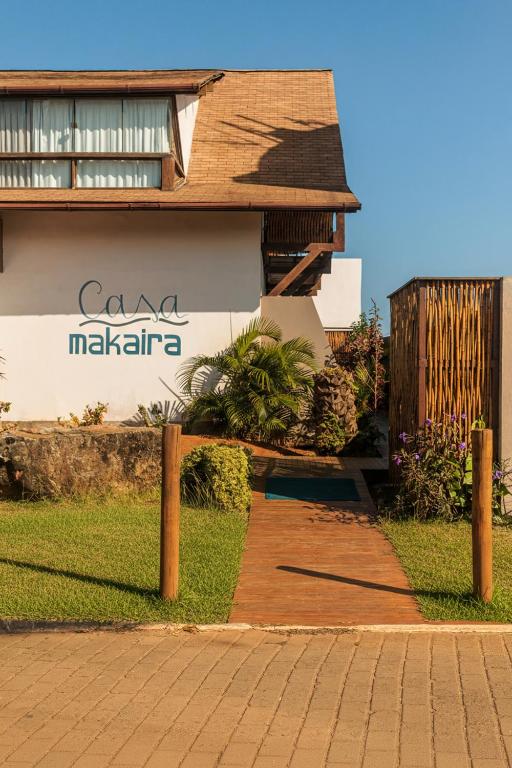 a walkway in front of a building at Casa Makaira in Fernando de Noronha