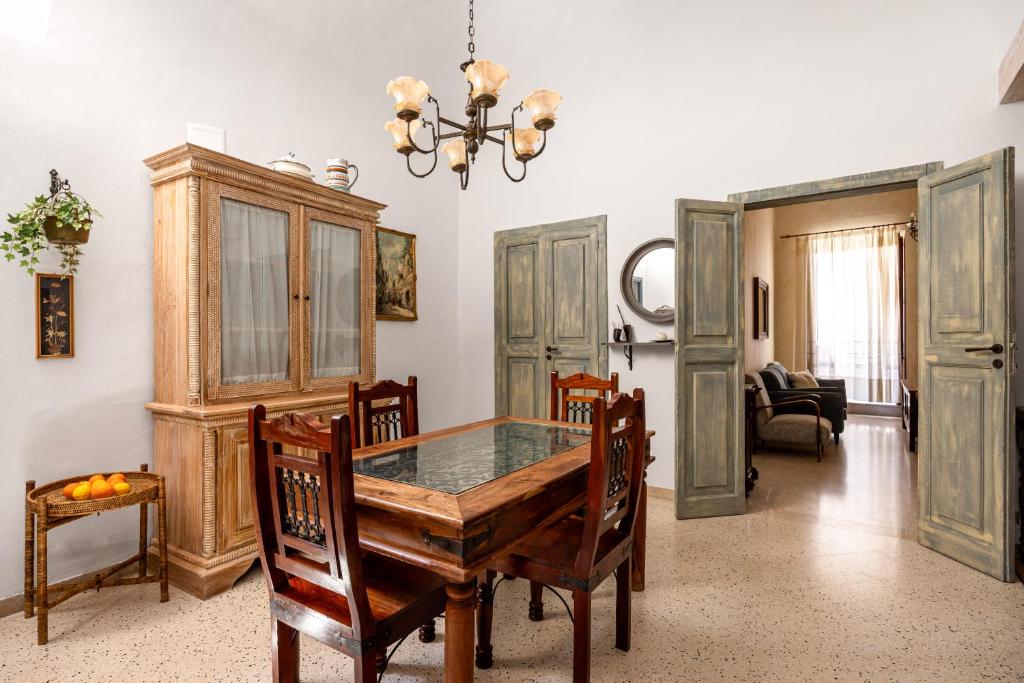 a dining room with a table and chairs at Osterio Magno in Cefalù
