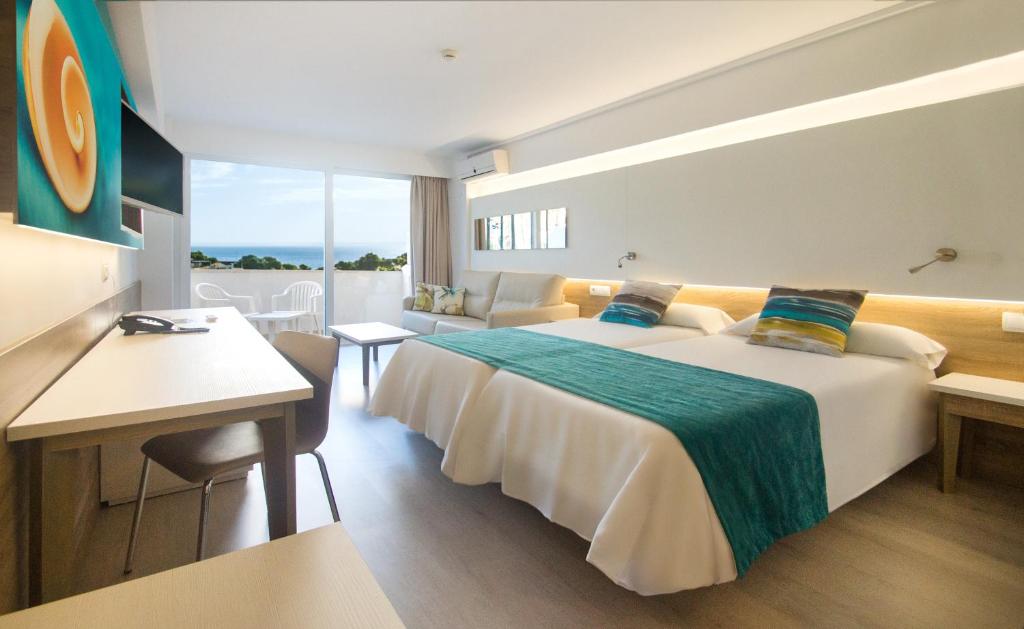 Habitación de hotel con 2 camas y balcón en Globales Panamá, en Palmanova