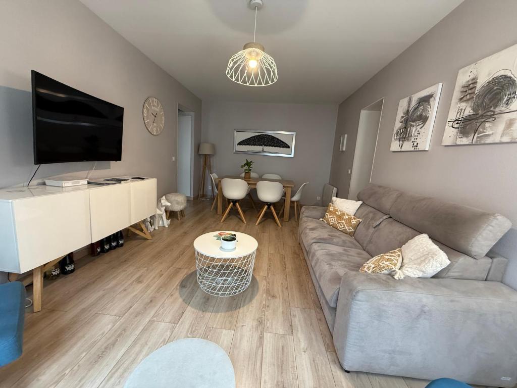 GRAND T3 70m2 ,COSY TOUT CONFORT ,2 CHAMBRES, 6 PERSONNES ,PARKING PRIVÉ SÉCURISÉ