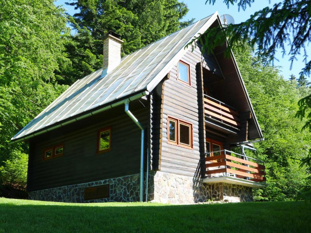 a log cabin with a gambrel roof at Chata Sova Tále in Bystrá