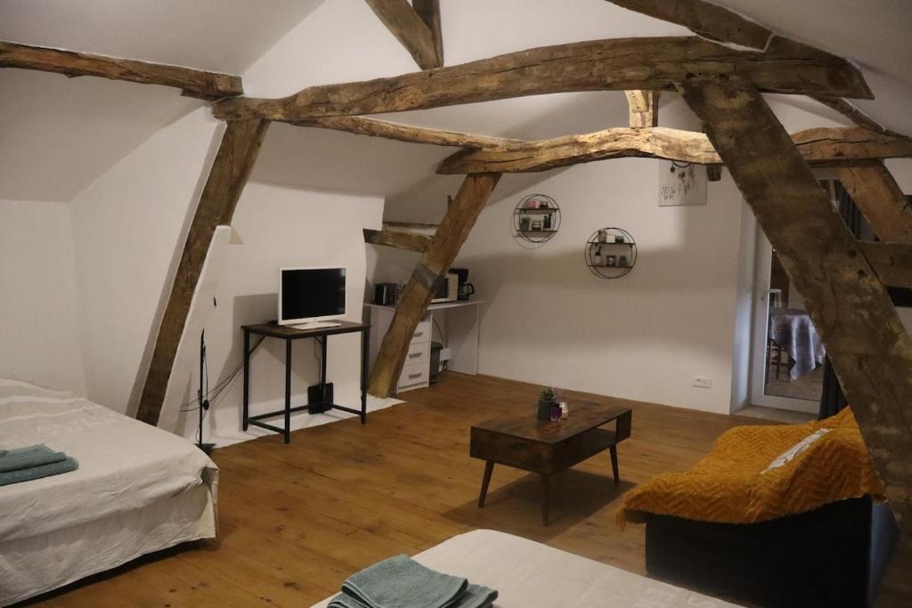 a room with a bed and a desk with a computer at Appartement indépendant in Aux-Aussat