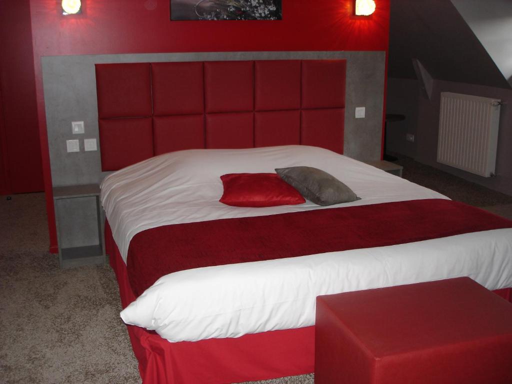 Postel nebo postele na pokoji v ubytování Logis Hotel Spa Restaurant Au Site Normand