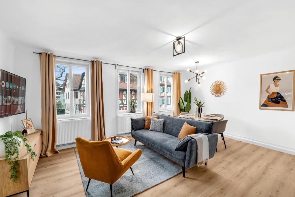 a living room with a couch and a table at INhome - Zentral - Küche - Modern in Schwäbisch Hall