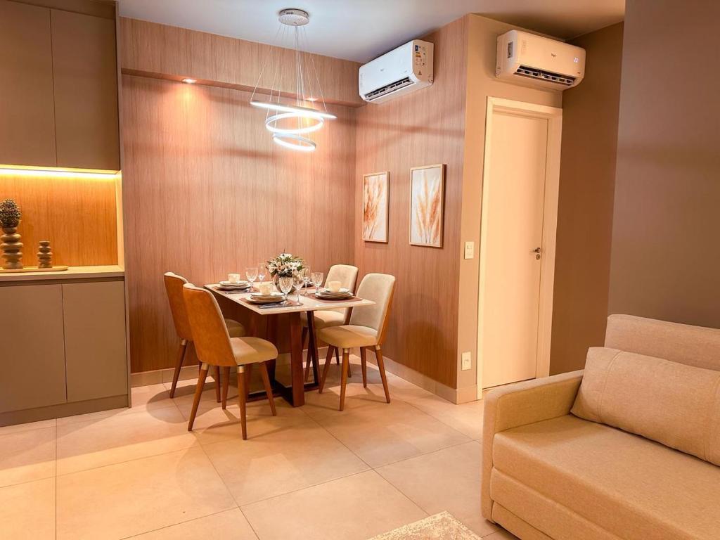 a dining room with a table and chairs at Studio Prime Ribeirão Apogeo in Ribeirão Preto