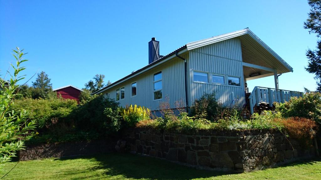 una casa en la parte superior de una pared de piedra en Lofoten, Markveien Villa, en Kabelvåg