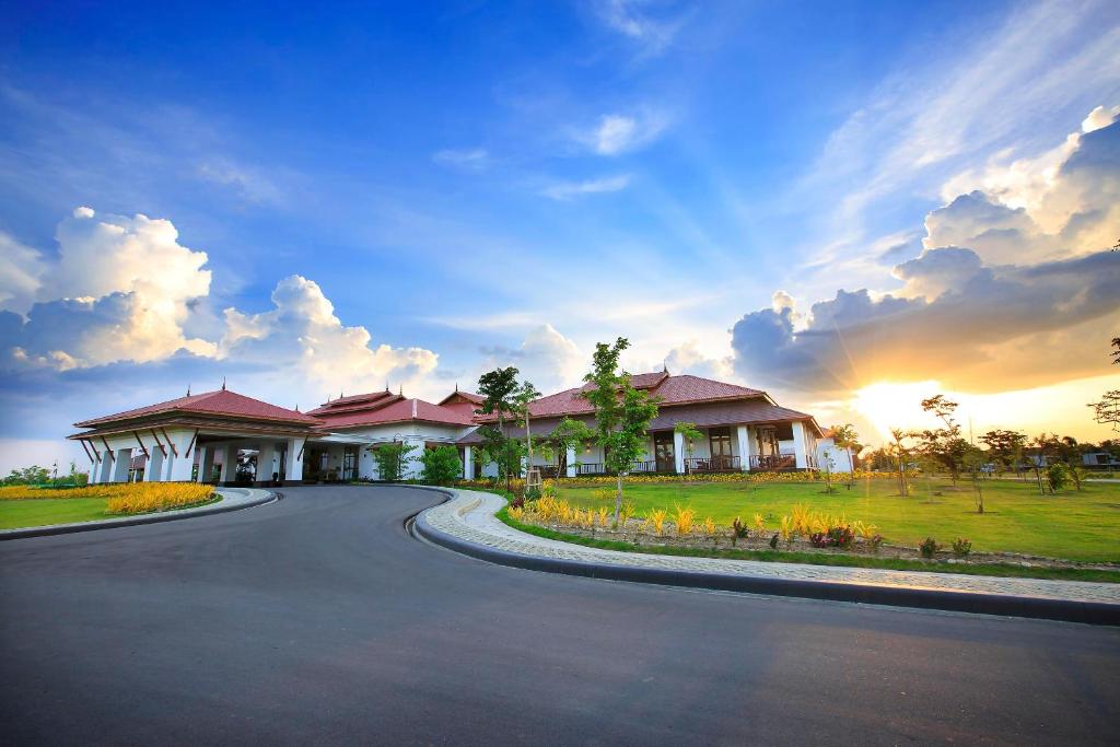 Puutarhaa majoituspaikan The Lake Garden Nay Pyi Taw - MGallery Collection ulkopuolella