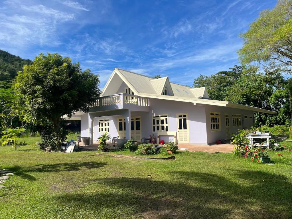 a large white house with a large yard at Waterlily House in HUH