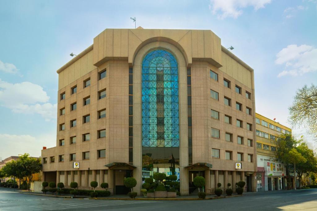 a large building with a large stained glass window at Hotel Escala Siglo XXI in Mexico City