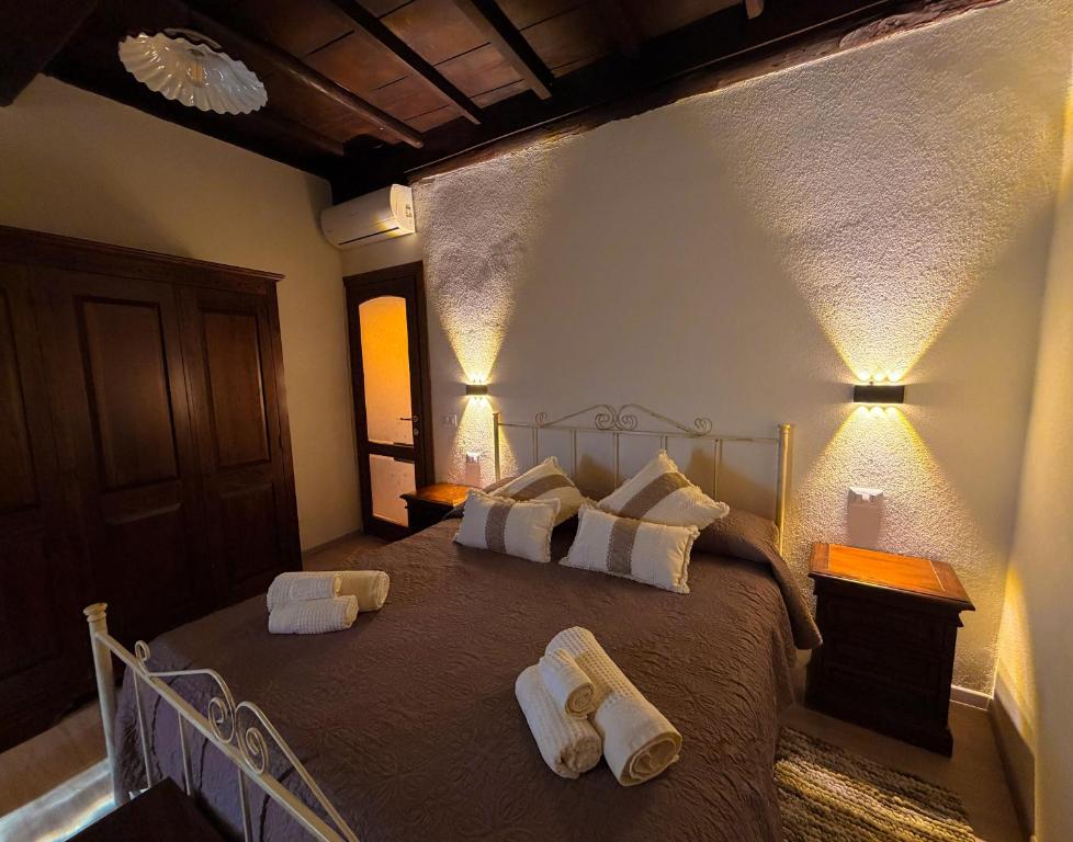 Katil atau katil-katil dalam bilik di IL VICOLETTO Apartment - Charming independent holiday home in the historic center of Fiuggi, elegant and cozy, near the Thermal Baths and Wellness Retreats - FIUGGI