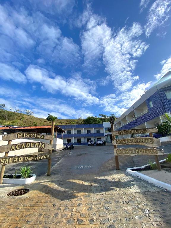 a parking lot in front of a apartment complex at Hotel e Restaurante Star New in Carmópolis