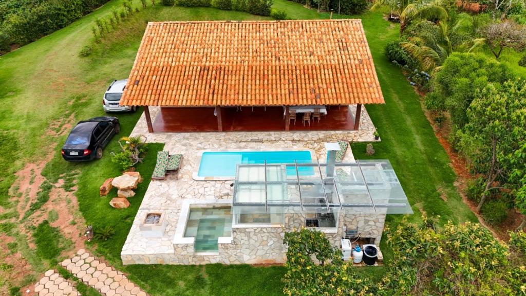 an aerial view of a house with a car parked next to it at Casa junto as montanhas in Capitólio