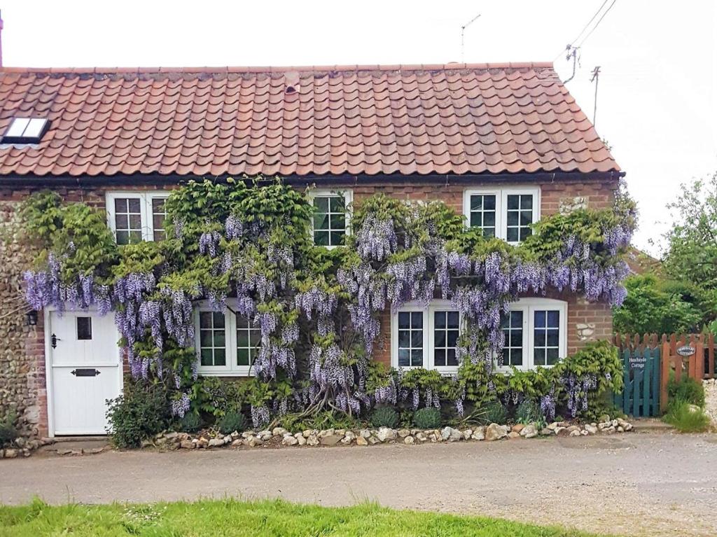 a house covered in wisteria on the side of it at 3 Bed in Syderstone oc-kt083 in Syderstone