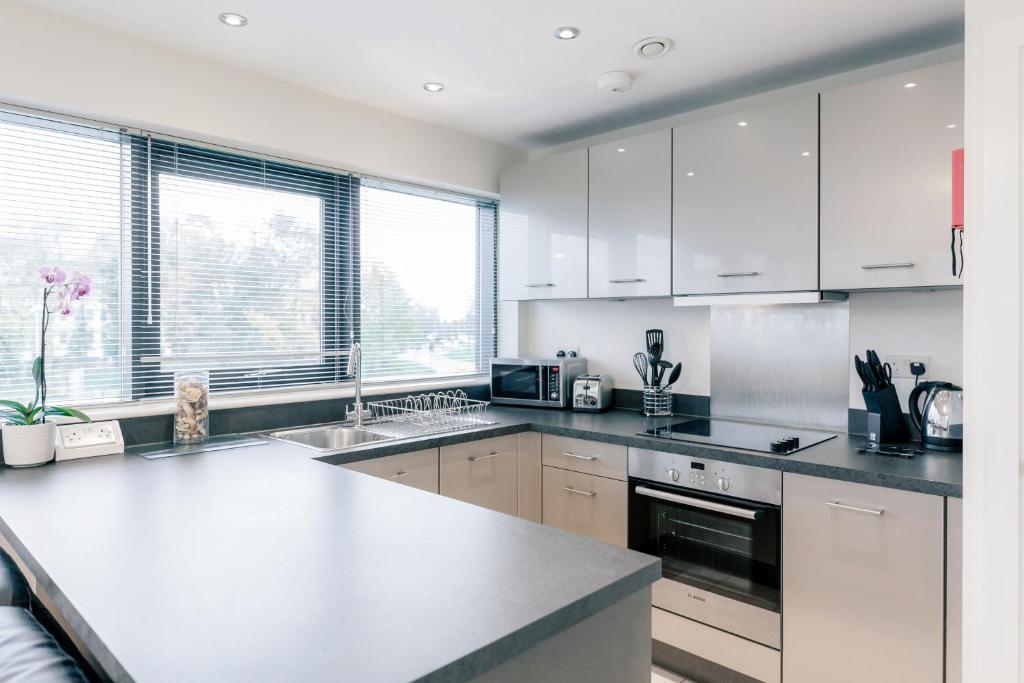 Room Space Service Apartments – New Manor House in Bracknell, Berkshire, England