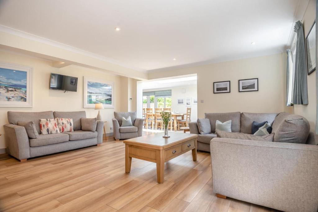 a living room with two couches and a table at 4 Bed in Aldeburgh oc-16faw in Aldeburgh