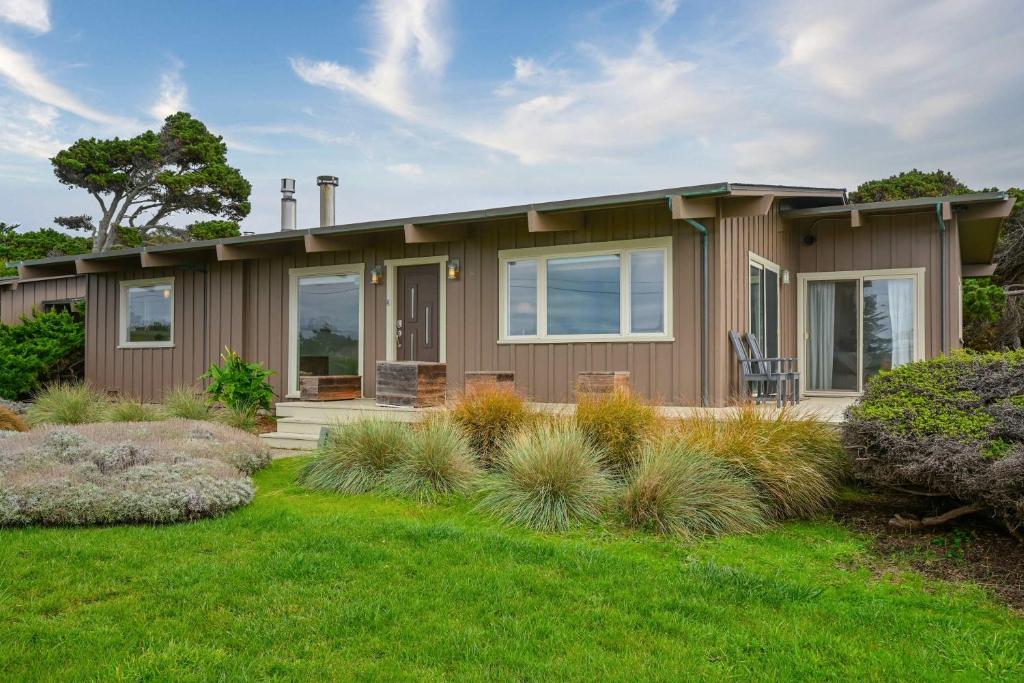 a small house with a green yard at Dream Scape in Fort Bragg