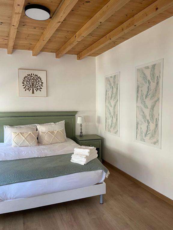 a bedroom with a bed and a wooden ceiling at Casa das Andorinhas - AL in Castelo de Vide