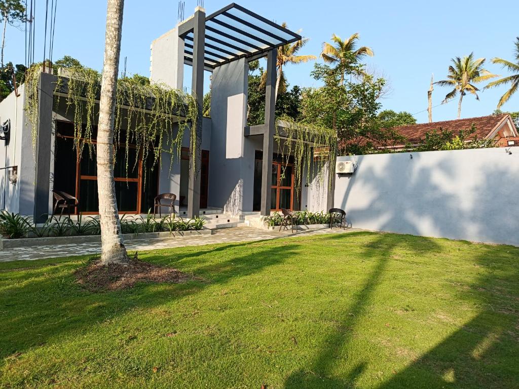 a house with a lawn in front of it at Isle Weligama in Weligama